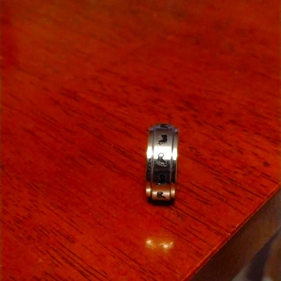 Spinner Ring with bare foot imprints in a Size 6 - Picture 2 of 3